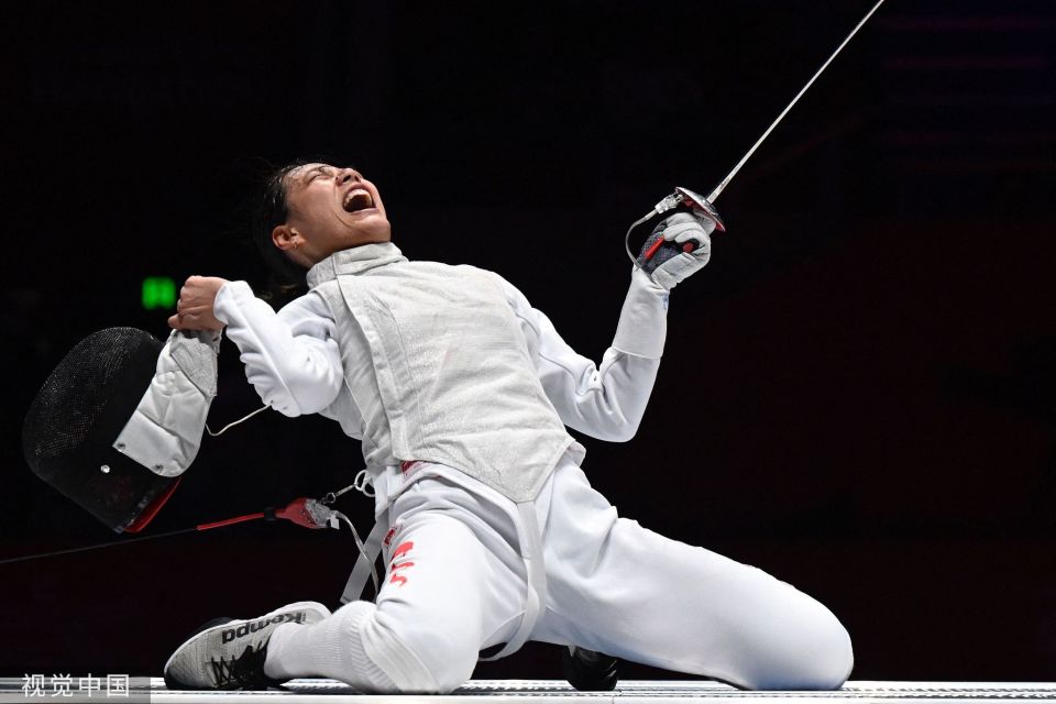 日本选手在击剑比赛中获得胜利