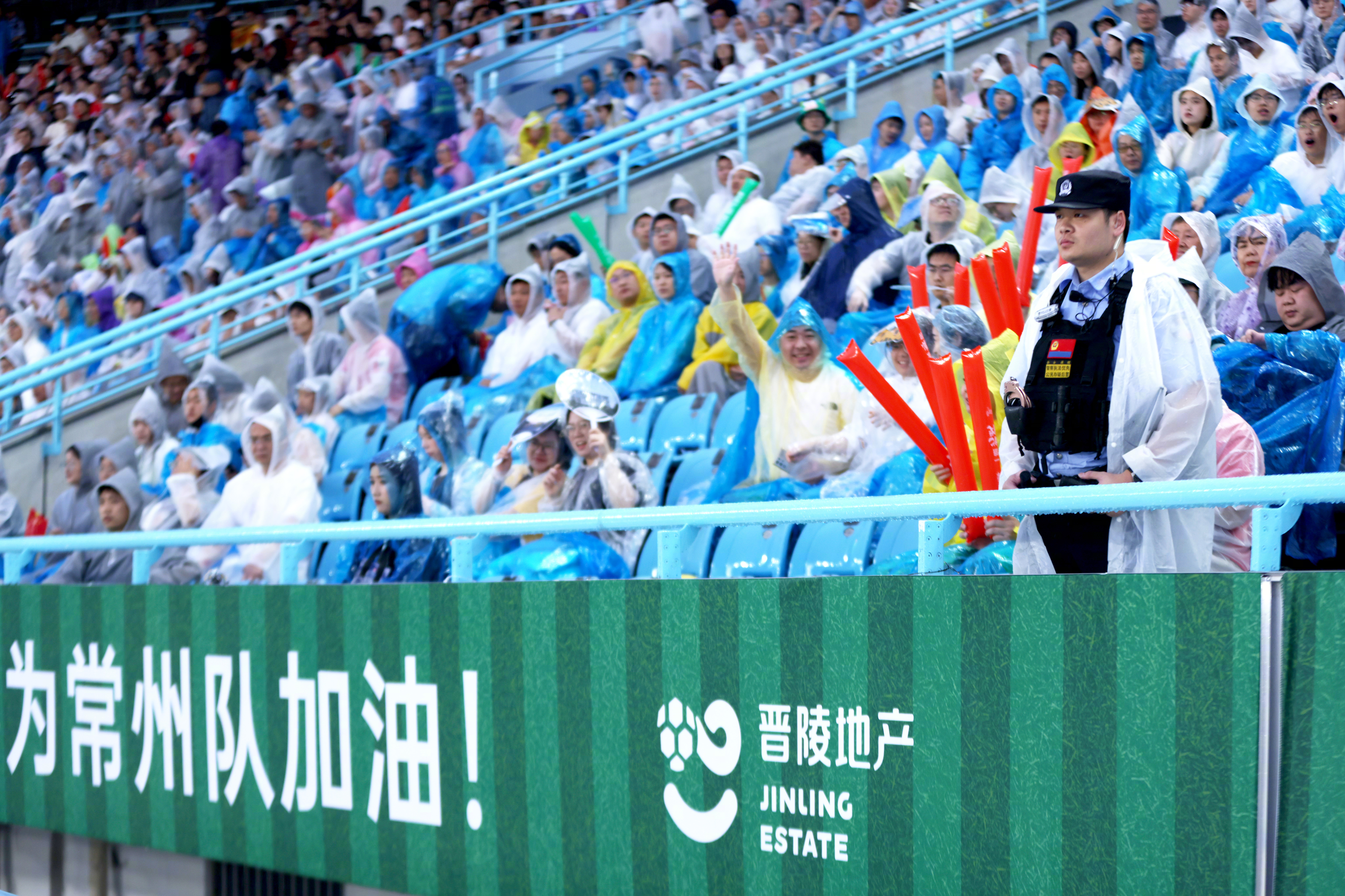 足球赛场上掀起一场激动人心的对决,球迷狂热不已的简单介绍 足球赛场上掀起一场激动人心的对决,球迷狂热不已的简单介绍