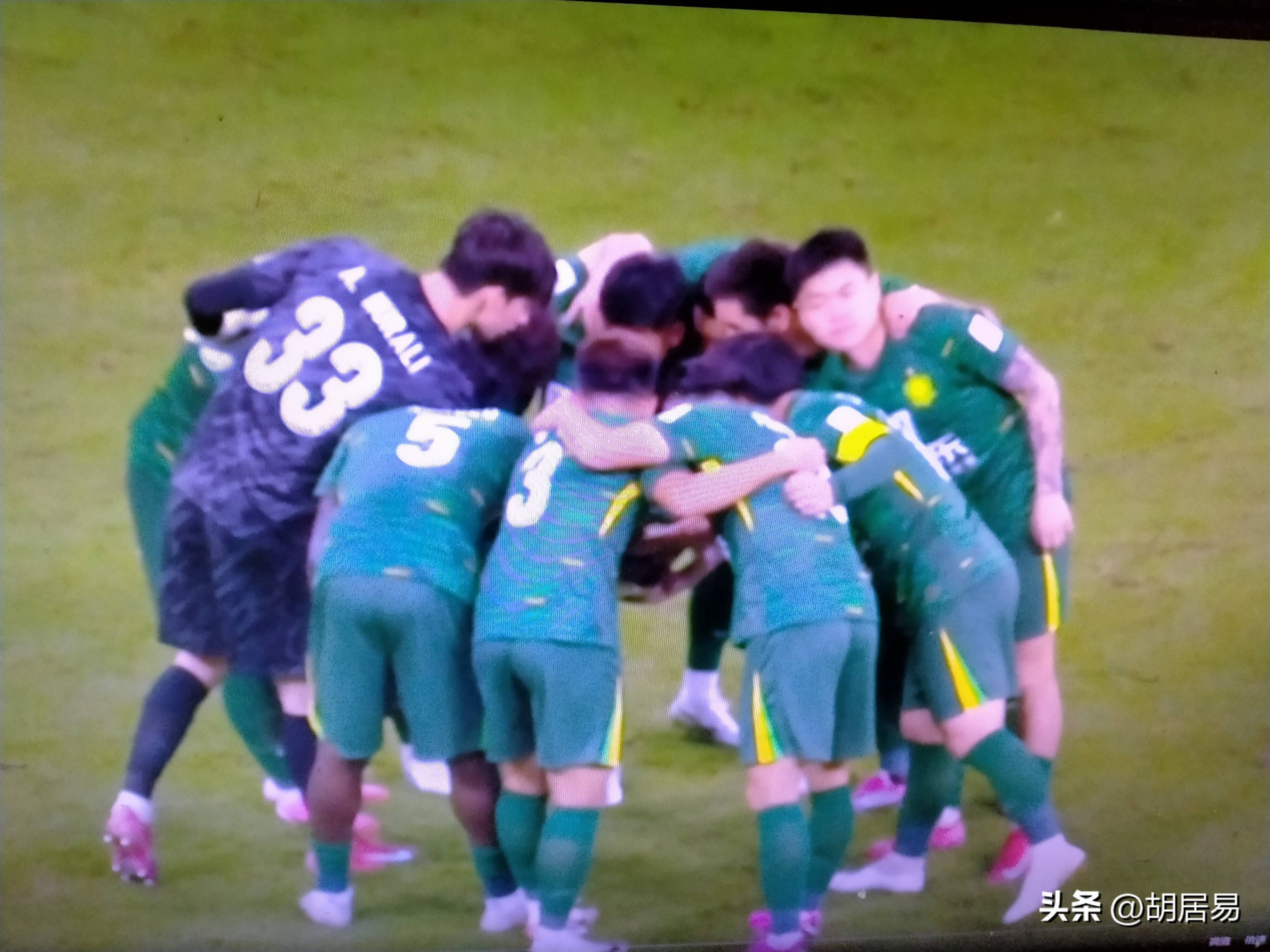 足球赛场上掀起一场激动人心的对决,球迷狂热不已的简单介绍 足球赛场上掀起一场激动人心的对决,球迷狂热不已的简单介绍