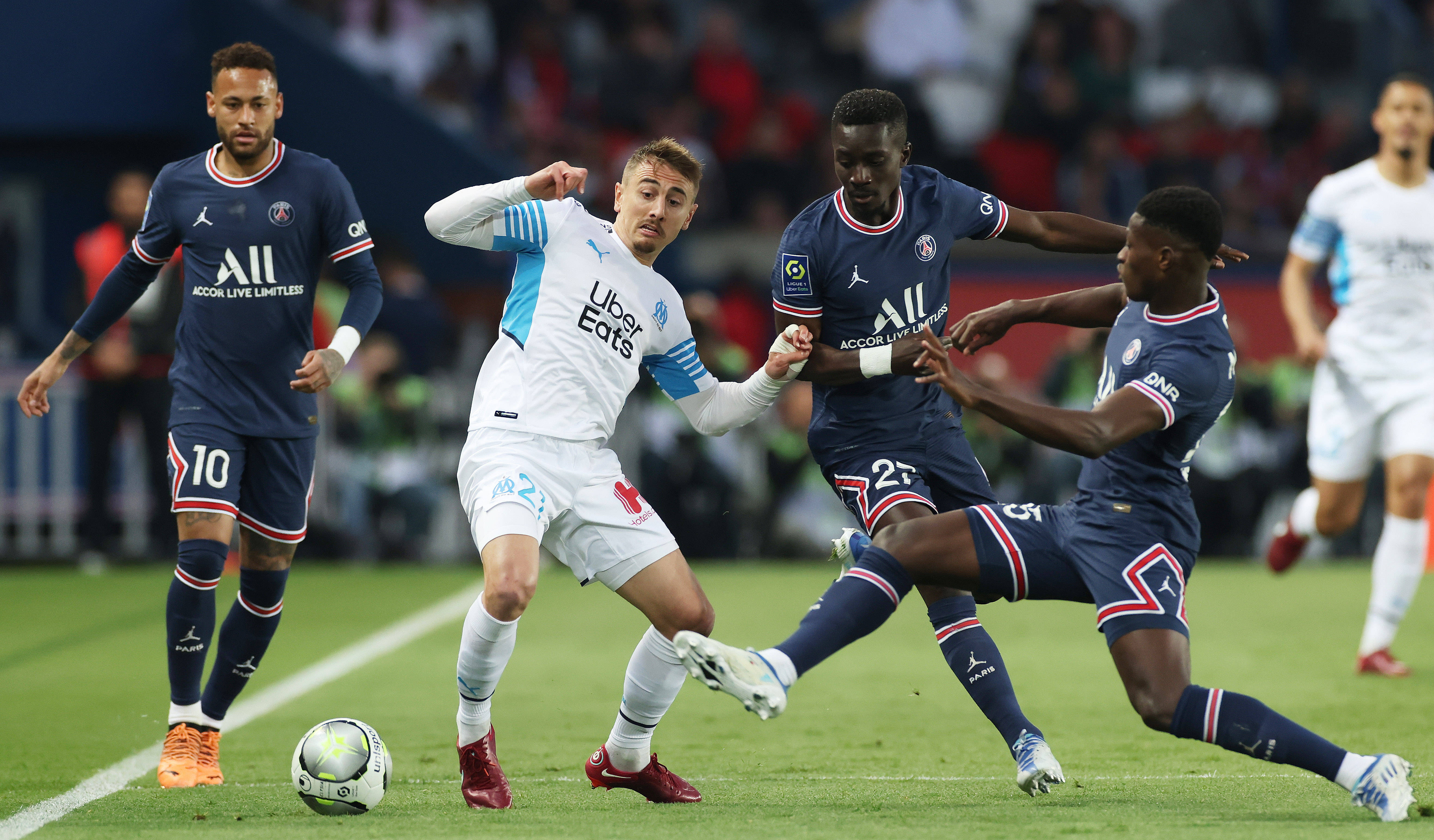 关于巴黎圣日耳曼足球俱乐部球员合力攻防，展现团队实力的信息