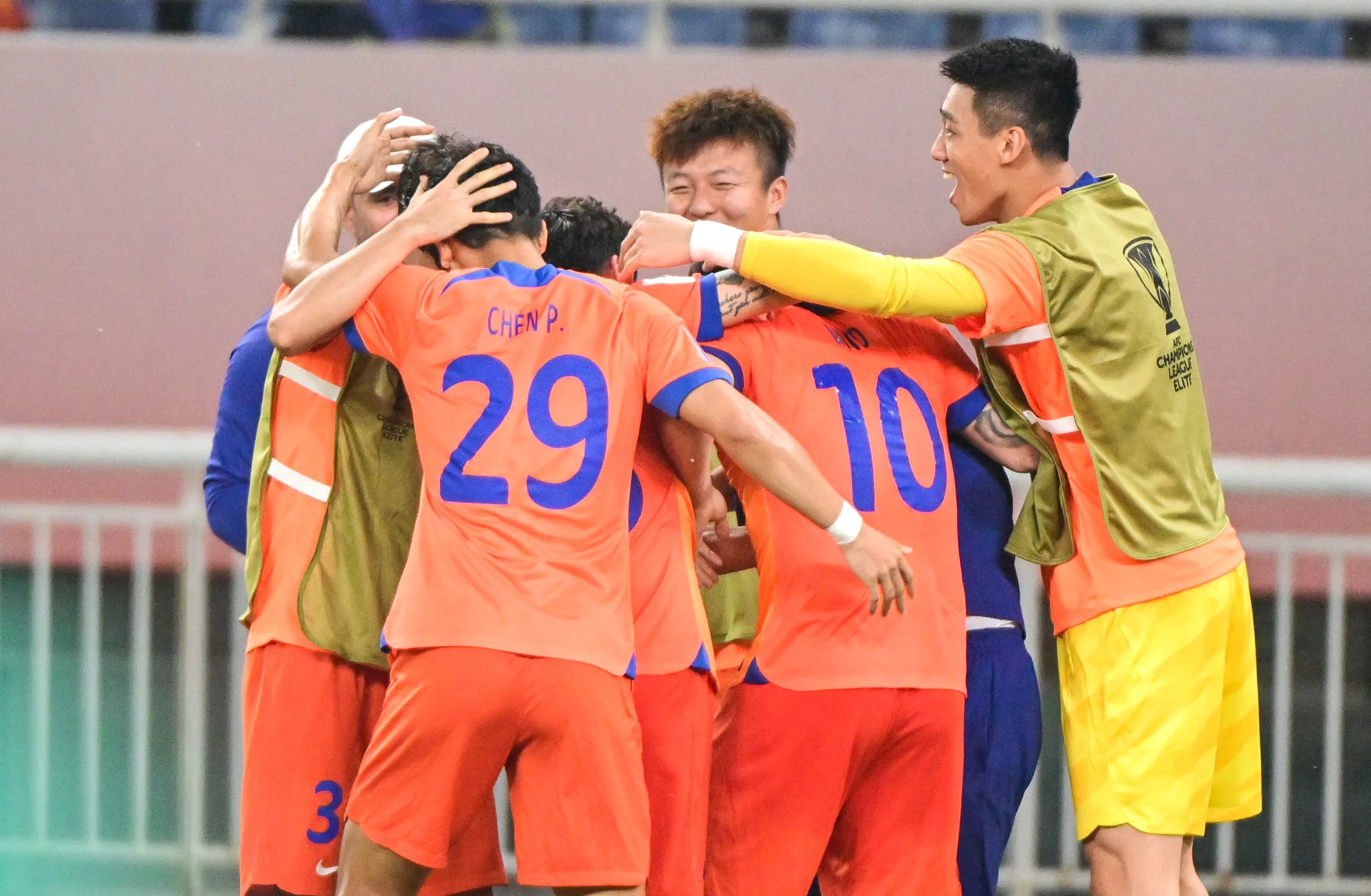 包含新赛季足球联赛斗志昂扬，球员火热比拼为球迷献上好戏的词条