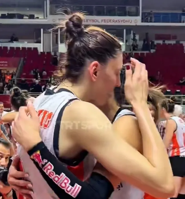 意甲夺冠热门遭遇意外失利，球迷掉眼泪