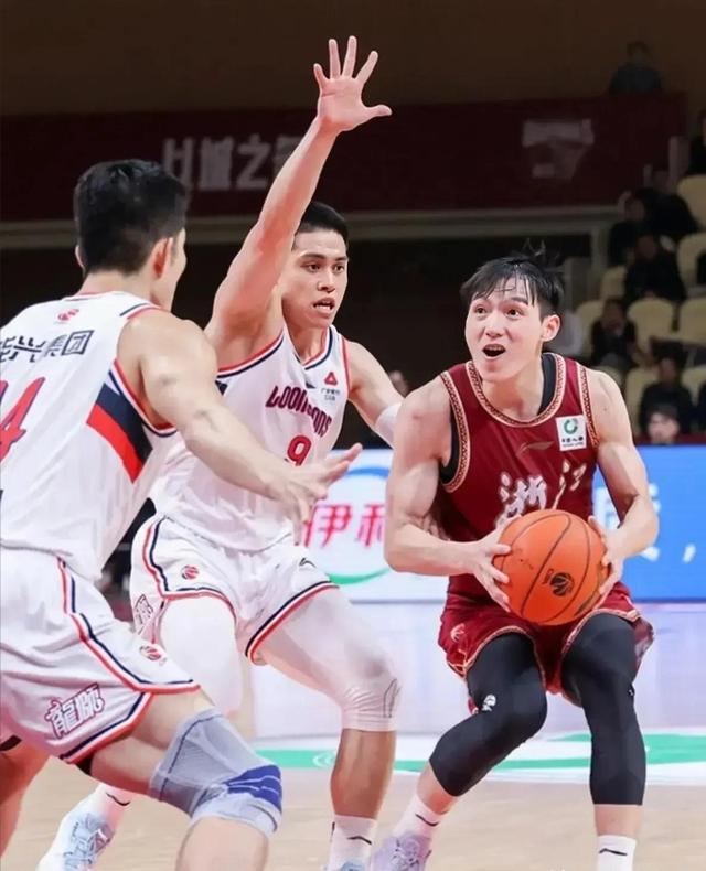 广州队主场战胜浙江男篮,结束连败 广州队主场战胜浙江男篮,结束连败