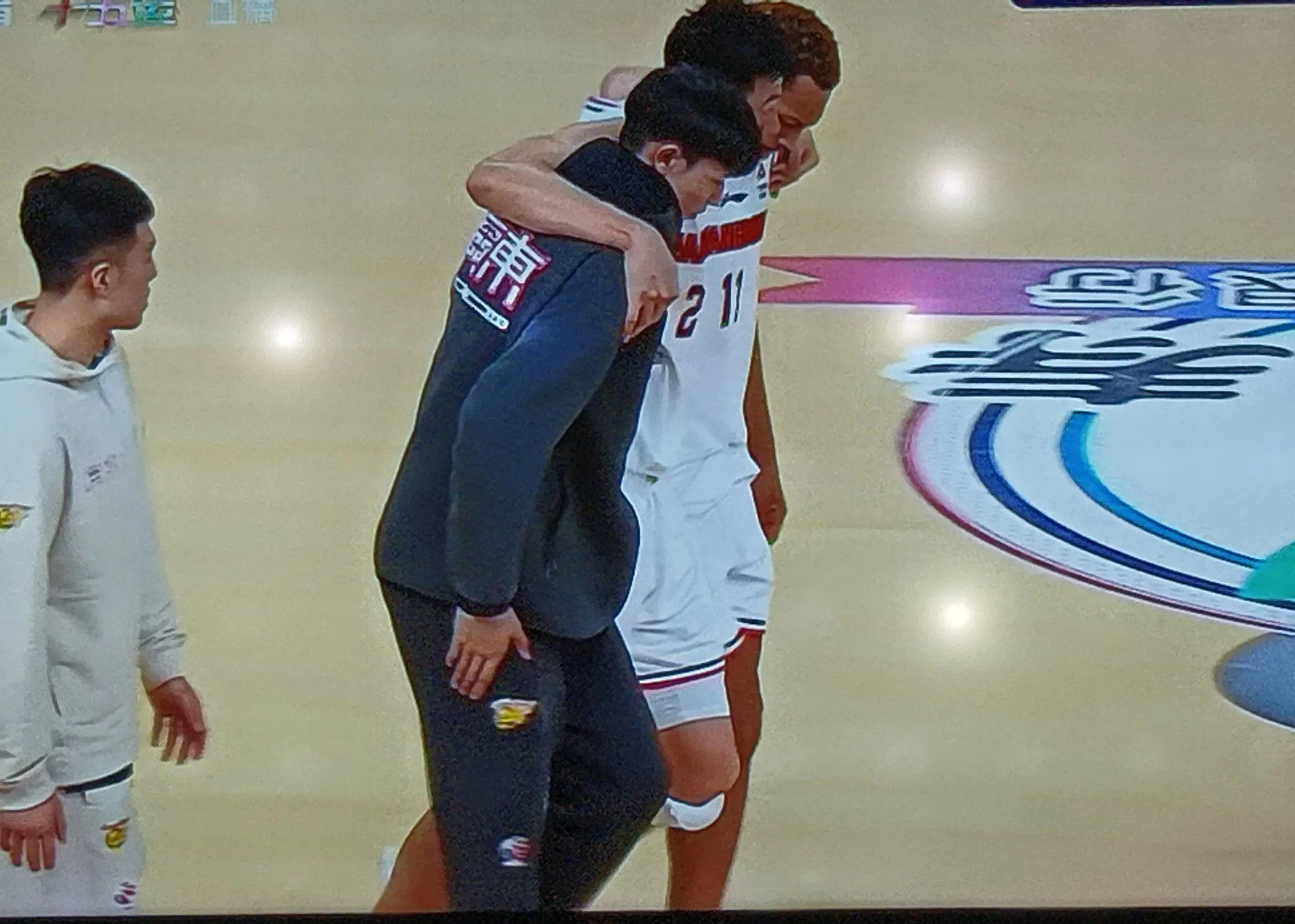 球员因犯规被罚下场，两队竞争激烈的简单介绍