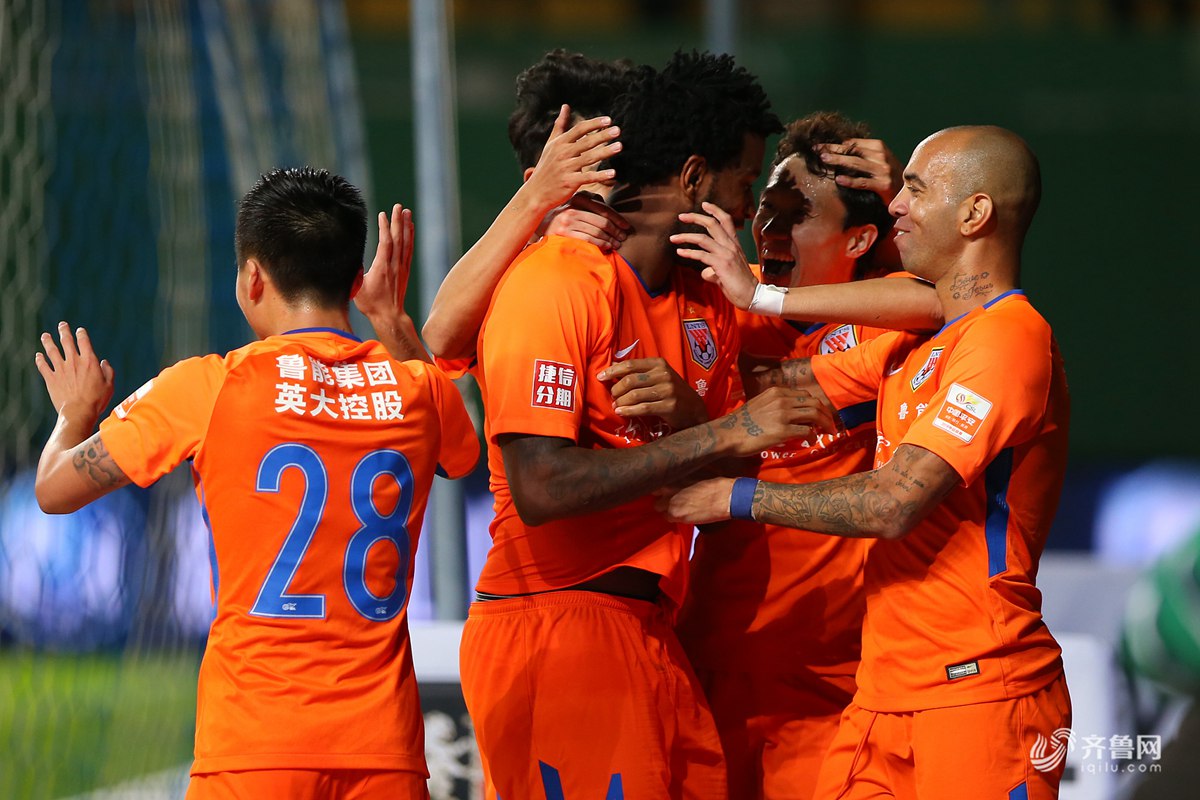 包含鲁能主场逼平富力，保持中游位置不变的词条