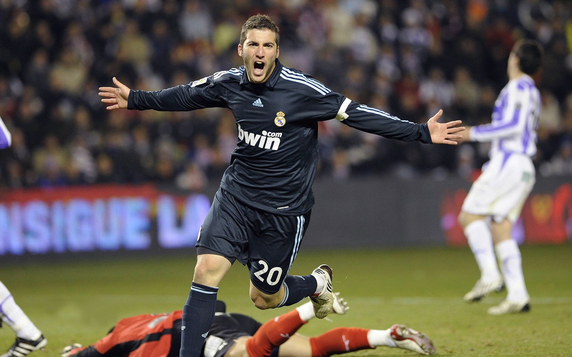 赛道上的绝对主宰，周冠宇领衔红牛车队完胜索伯，展现统治级表现